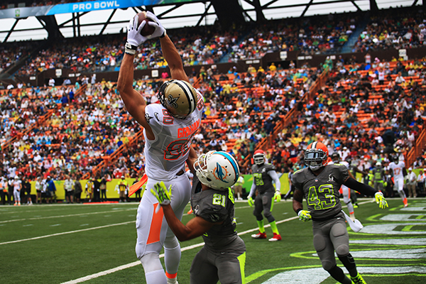 Jimmy Graham (left), tight end for the New Orleans Saints, catches a touchdown pass from Drew Brees, quarterback for the New Orleans Saints, during the 2014 National Football League Pro Bowl at the Aloha Stadium, Hawaii, Jan. 26, 2014. (U.S. Marine Corps photo by Lance Cpl. Matthew Bragg)